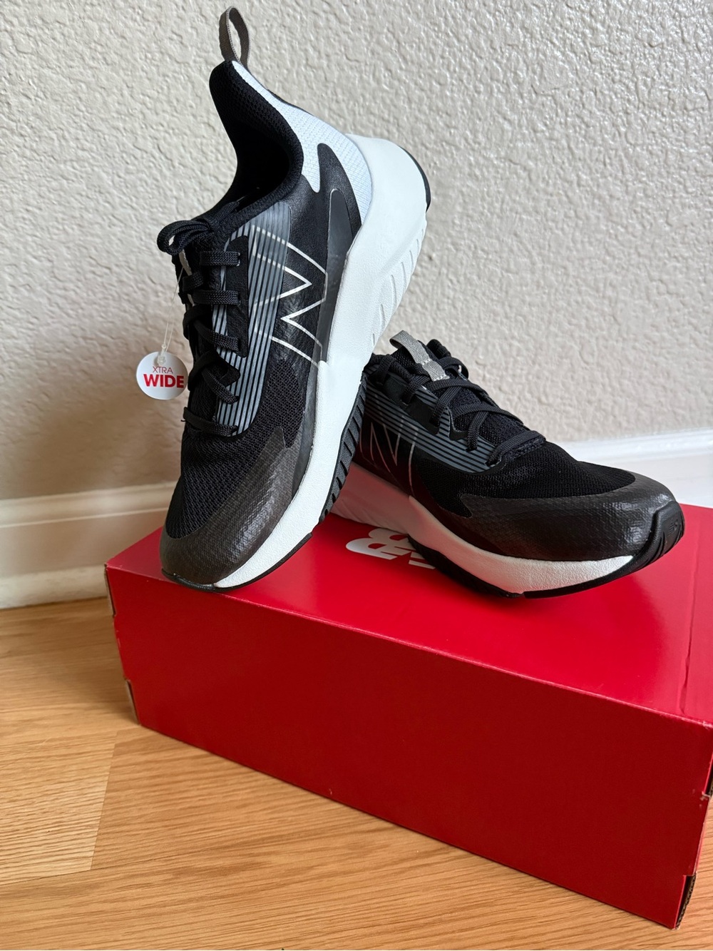 New Balance Kids Black and White Running Sneakers Boys 5.5 XW